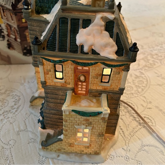 Village Square Lighted Post Office - Picture 5 of 10